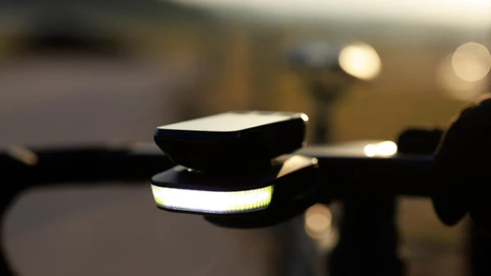 Eclairage avant Ravemen FR300 pour vélo avec fixation compatible Garmin et Wahoo, puissant et fiable